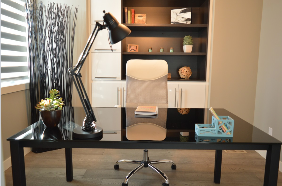 5 Tips for Decorating Your Office Desk